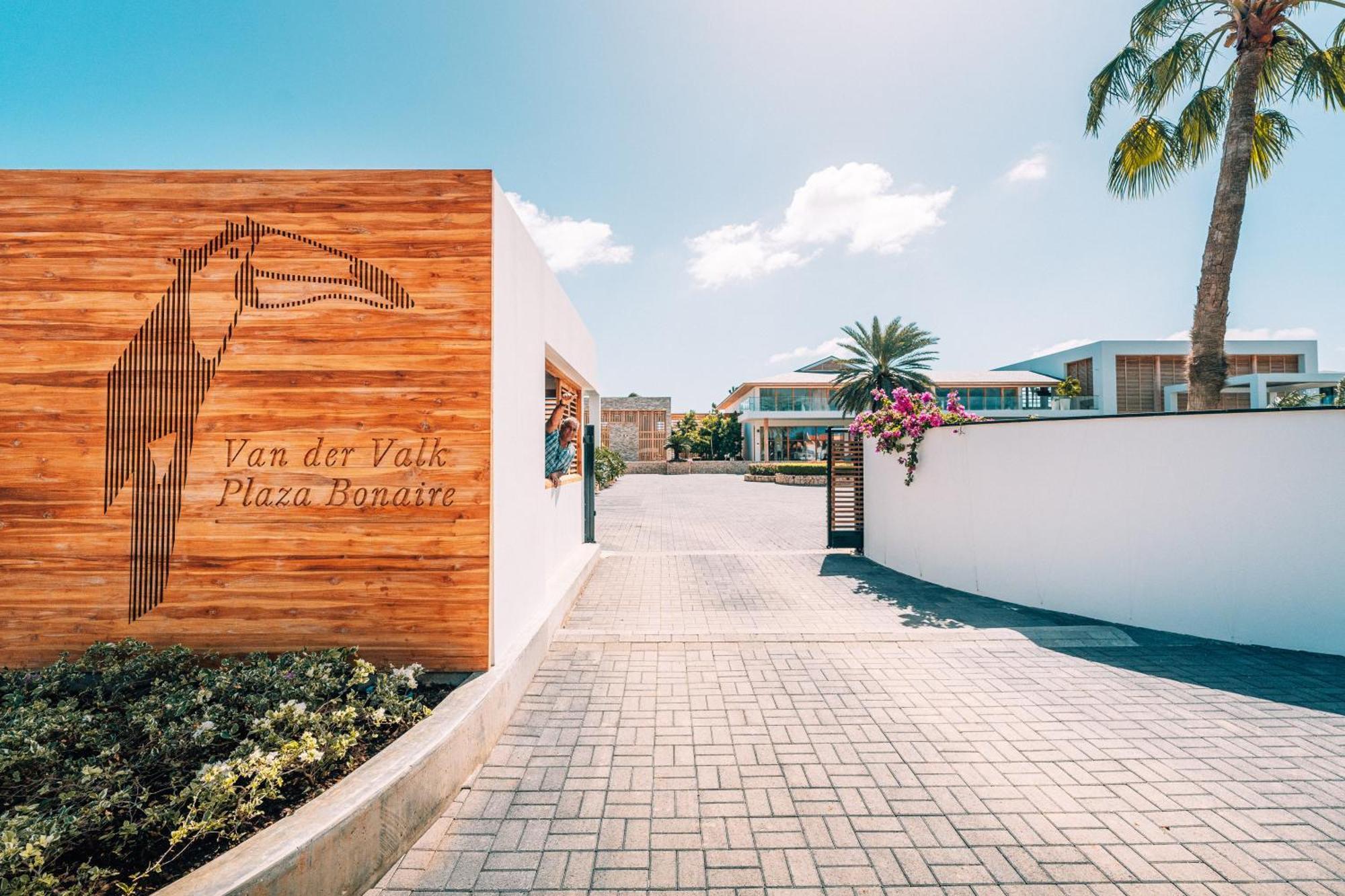 Van Der Valk Plaza Beach & Dive Resort Bonaire Playa Exterior foto